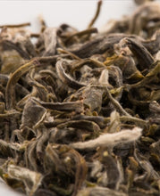 Laden Sie das Bild in den Galerie-Viewer, MAKALU Bio-Weißer Tee China White Monkey REFILL (75g)